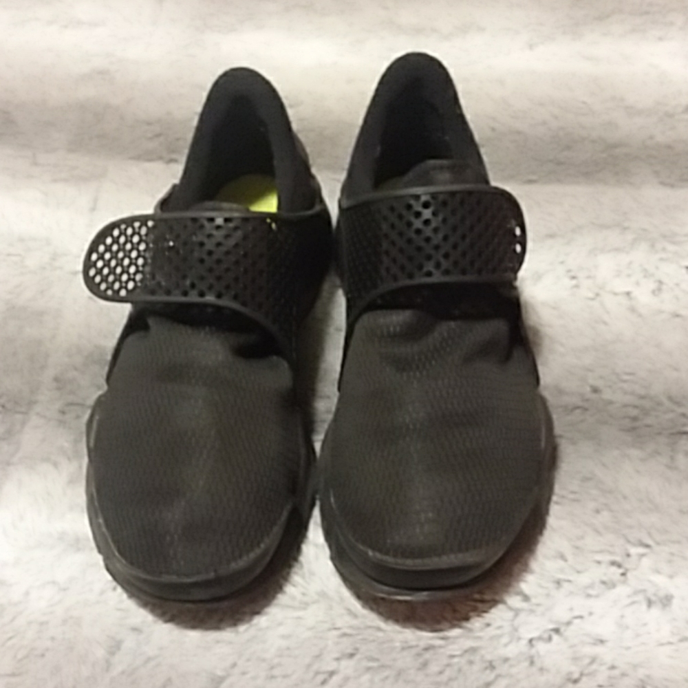 Black Nike shoes